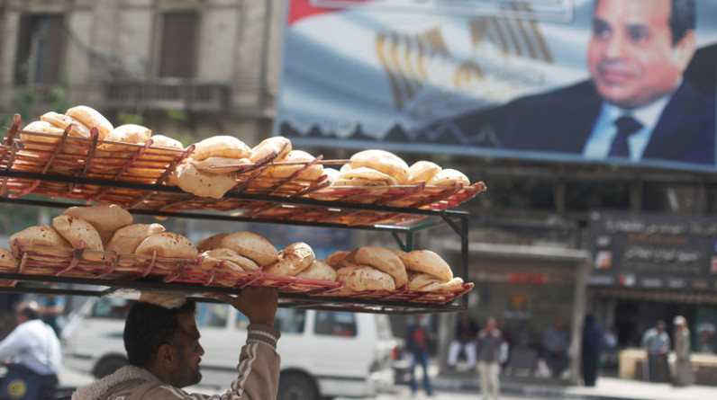 مصر ترفع سعر الخبز "المدعم" 300%.. وخبراء: أوامر صندوق النقد ولا خوف من رد فعل الشارع